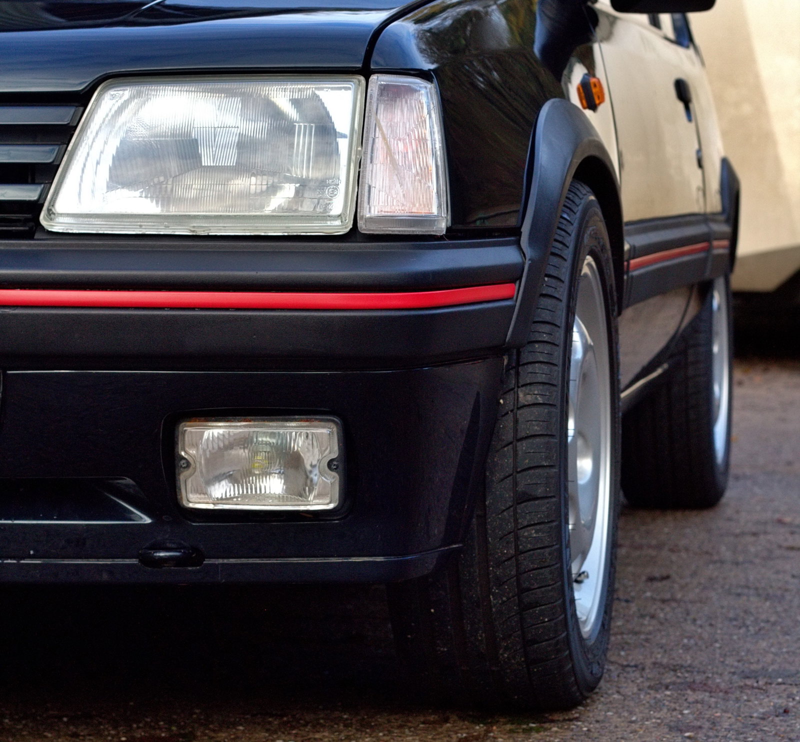 Peugeot 205 GTi Tolman Edition - front detail